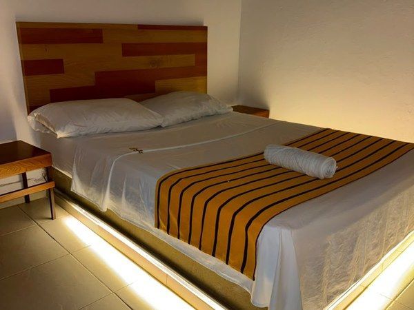 Habitación C - Cama doble con cabecero de madera e iluminación LED en la base