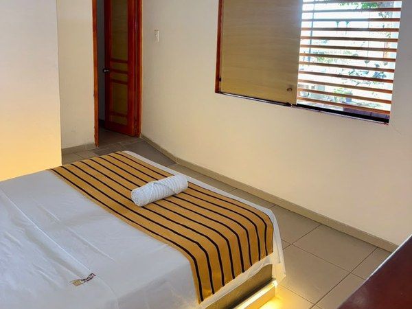 Habitación C - Cama doble junto a la ventana con persianas de madera