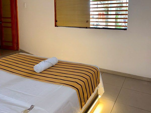 Habitación C - Cama doble con vista al jardín a través de las persianas