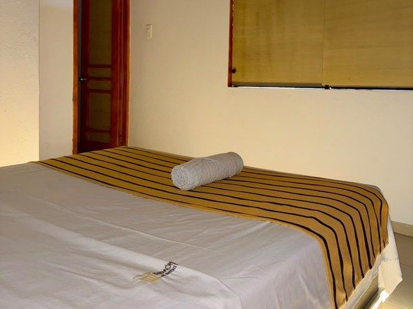 Habitación C - Cama doble con la puerta de acceso al baño privado