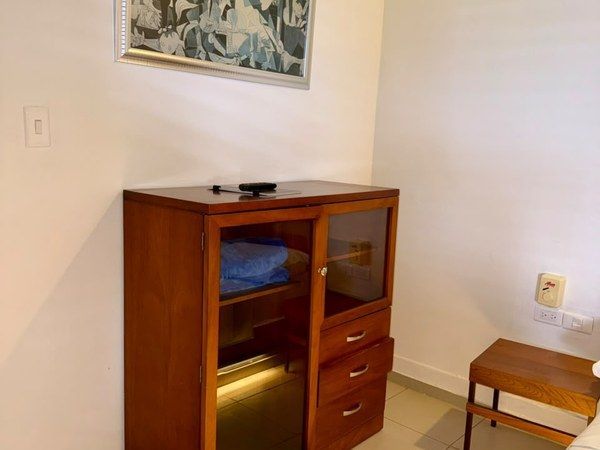 Habitación C - Cómoda de madera con vitrina iluminada