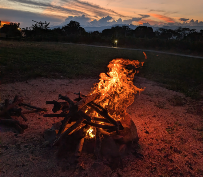 Fogata en Finca Termópilas al atardecer