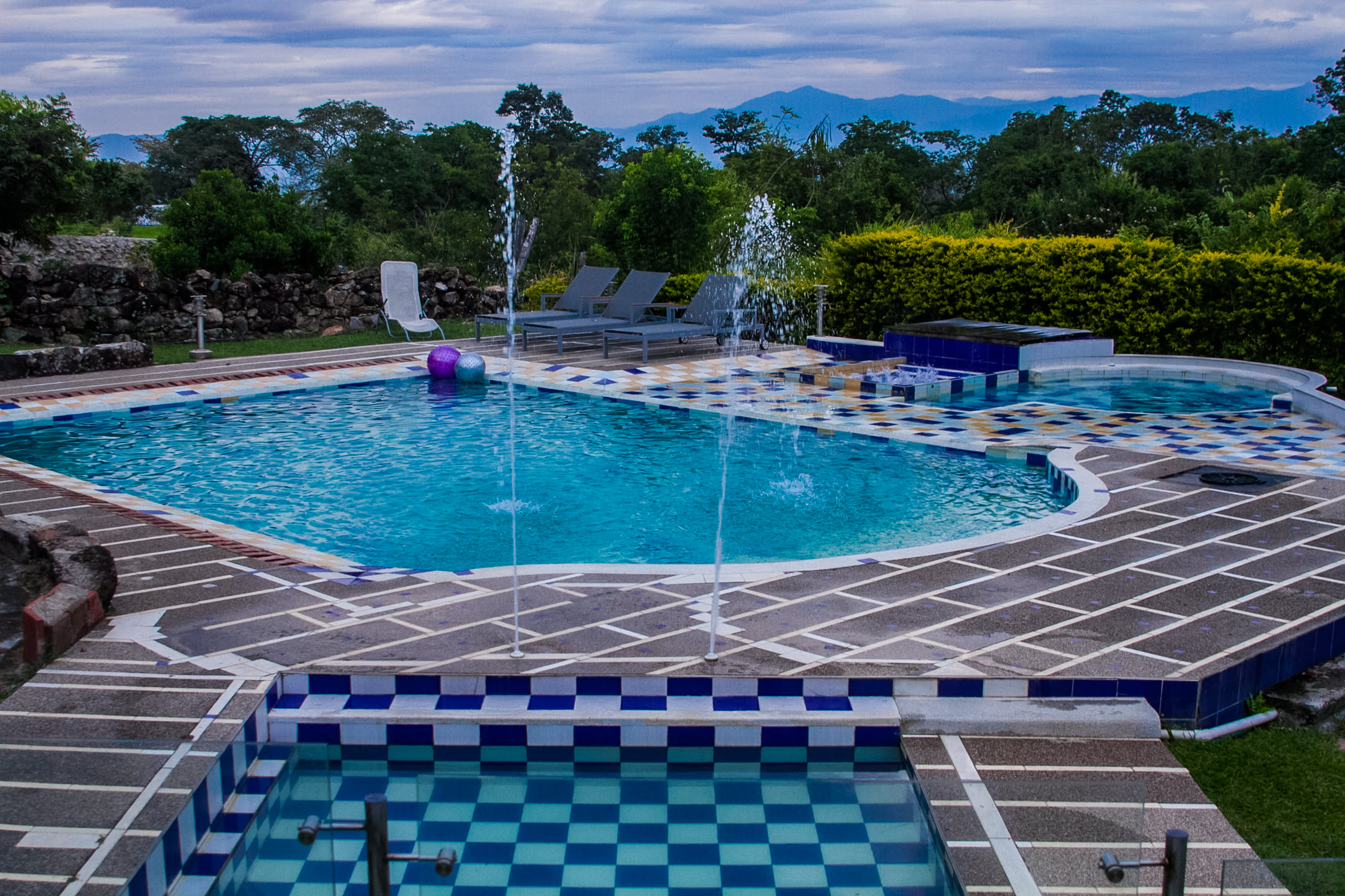 Piscina y jacuzzi en Finca Termópilas